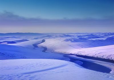 佐伯ゆきな户外写真场景，绿色自然背景下的清新写真，阳光透过树叶形成斑驳光影，画面清新自然